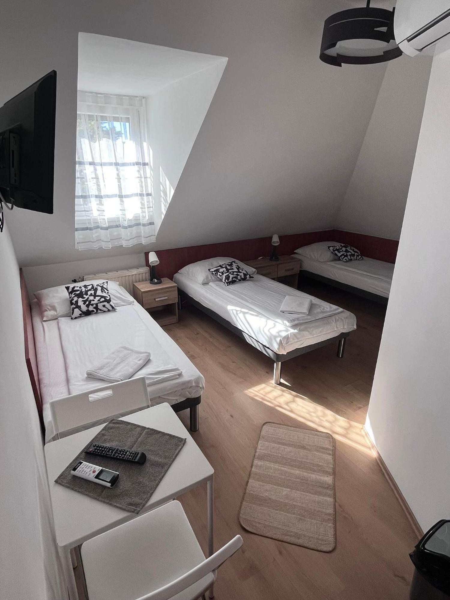 Hotel Majus 1 Vendeghaz - Torony Exteriér fotografie
