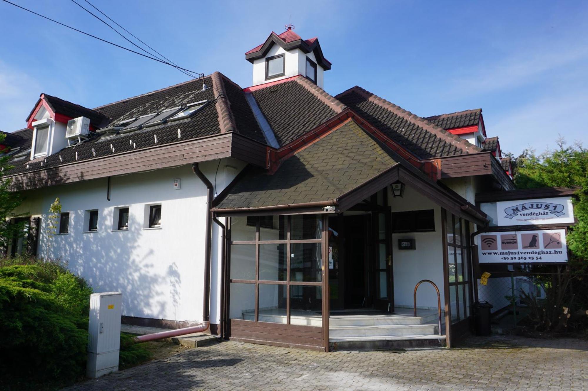 Hotel Majus 1 Vendeghaz - Torony Exteriér fotografie