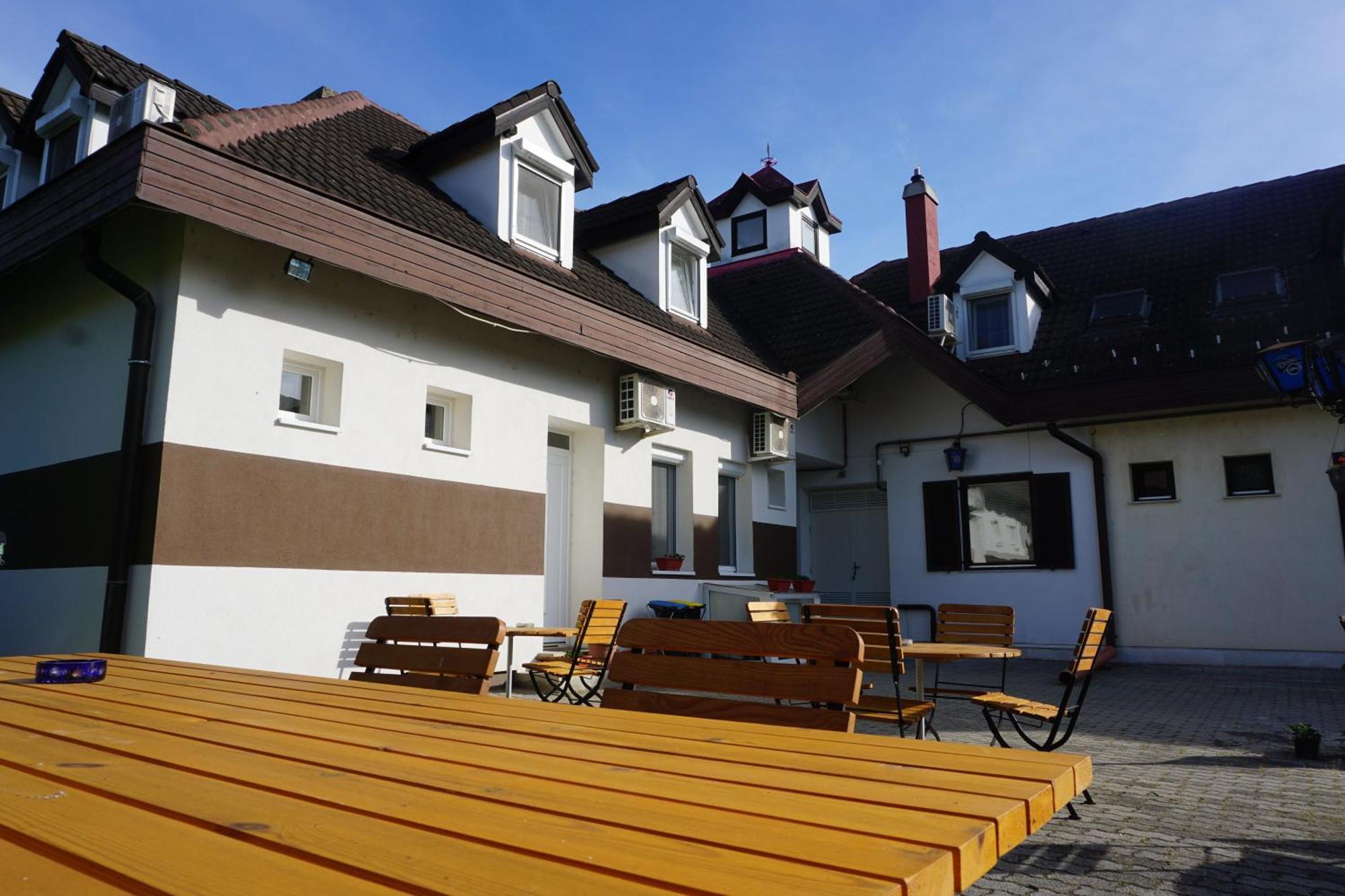 Hotel Majus 1 Vendeghaz - Torony Exteriér fotografie